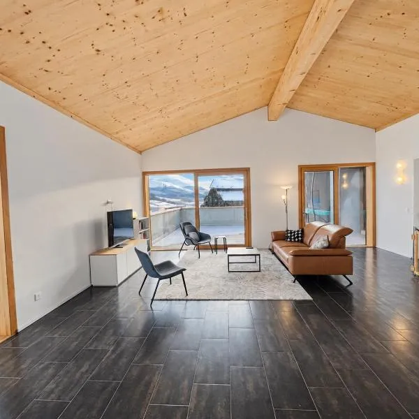 3 bedroom condo in front of Obersaxen ski resort, hotel u gradu 'Obersaxen'