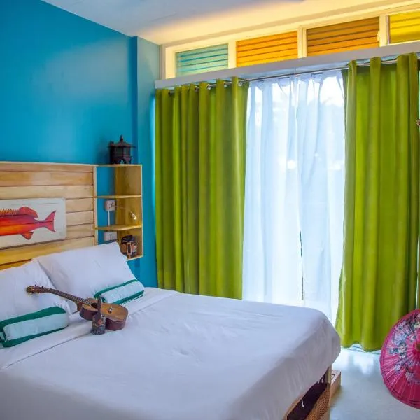 Flotsam and Jetsam Artist Beach Hostel,位于圣胡安的酒店