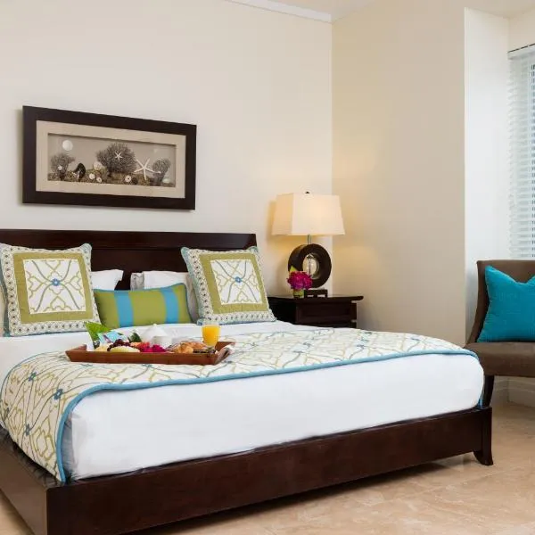 West Bay Club, מלון בגרייס ביי