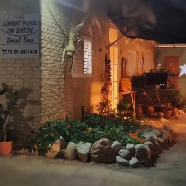The Lowest Place on Earth B&B, hotel din Neʼot HaKikar