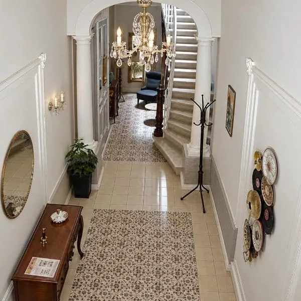 Maltese Terrace house with a modern touch - close to airport 4 km, hotel em Tarxien