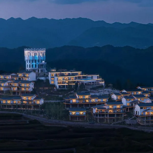 Zhangjiajie Fantasy Valley Resort Customized travel itineraries free shuttle service to the North and West Gates of the National Forest Park, and complimentary traditional ethnic costume try-on, hotel di Zhangjiajie