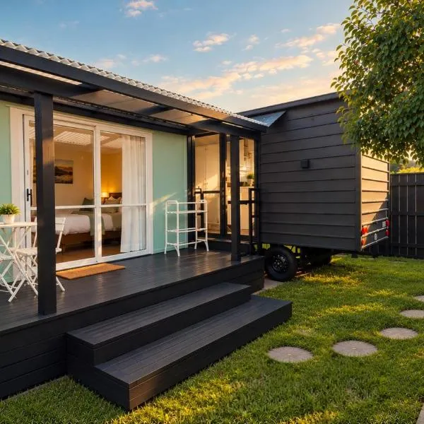 Cozy Tiny House in Garden Setting, 3 Minute Drive to Back Beach,位于新普利茅斯的酒店