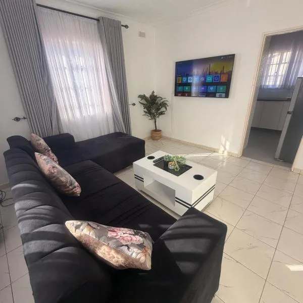 Harare में, होटल 2 Bed Cottage close to Westgate Shopping Centre