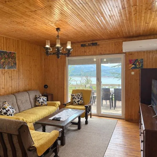 Mavrovo Lake Chalet, готель у місті Маврово