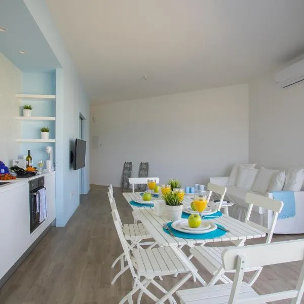 Azure Beachfront Suite, מלון בפרוטאראס