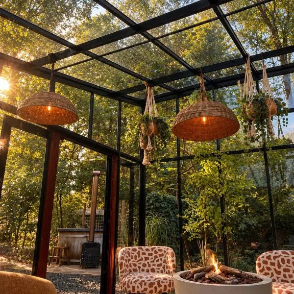 Boutique Bungalow 2 met sauna, hottub en boskas, Hotel in Rheezerveen