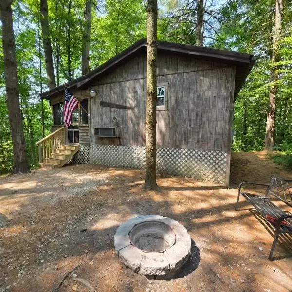 The Old Moonshiners at Avenwood Cabins, hotel din New Straitsville