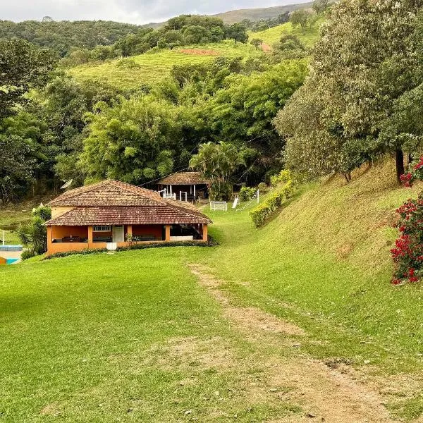 Fazenda com cachoeira e piscina para 20 hóspedes, Hotel in Brumadinho