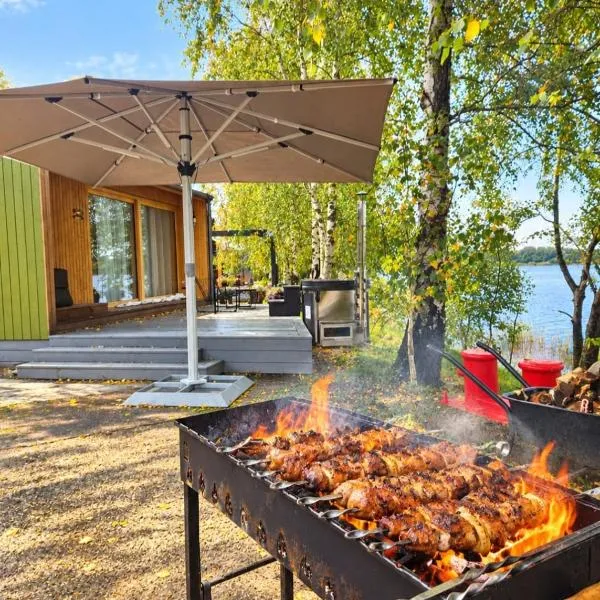 Piestātne Riverside Cabins with Sauna, Hot Tub & Private Pier, hotel v mestu Katlakalns