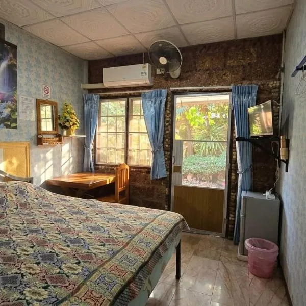 Three J Guesthouse, hotel em Kamphaeng Phet