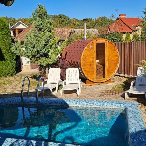 3 bedroom house ,with pool,sauna,BBQ in Pirita, hotel en Corjova