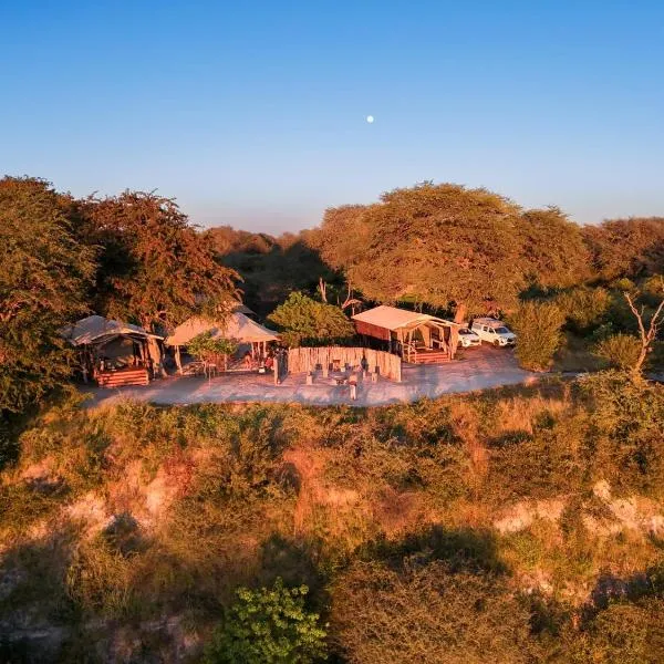 Camp Naledi - Exclusive Safari Tented Lodge with River View I Full Board I Natural Plunge Pools I Free WiFi، فندق في Botie