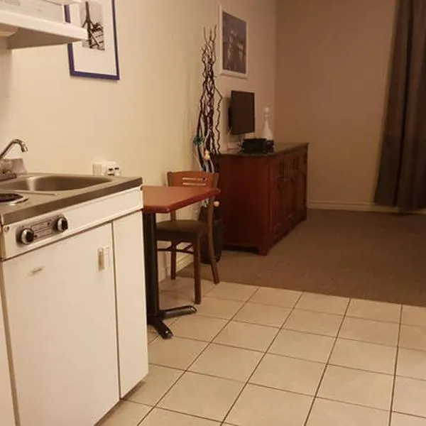 Cozy Little Studio #16 by Amazing Property Rentals, hotel in Gatineau