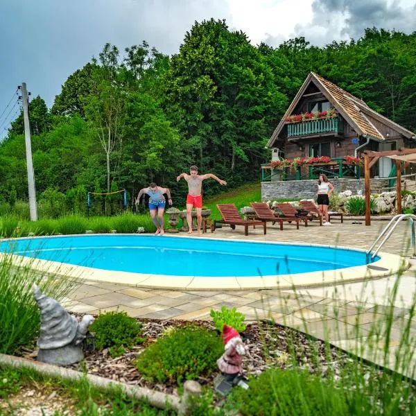 Wood Cabins at Plitvice Paradise，位于科雷尼察的酒店