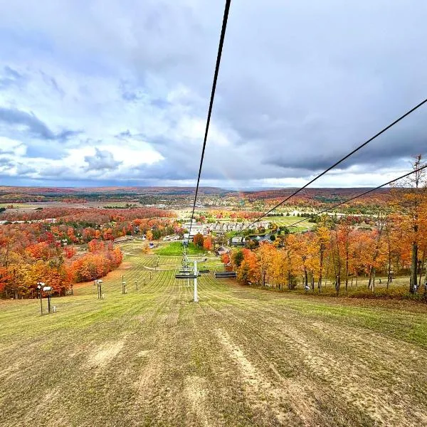 Mountain Villas Condo Retreat for 12, hotel a Boyne Falls