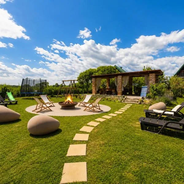 Mreznicka Idila resort- 3 riverside tiny houses with pool&jacuzzi，位于Galović-Selo的酒店