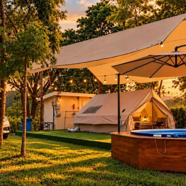 Riverside Glamping Resort Kanchanaburi, hotel Kancsanaburiban