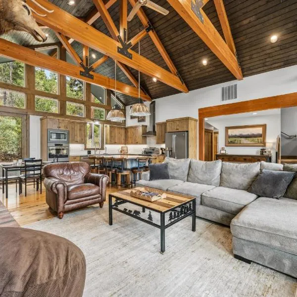 'Chelan Mountain Retreat' Chalet w/ Fire Pit!, hotel en Chelan