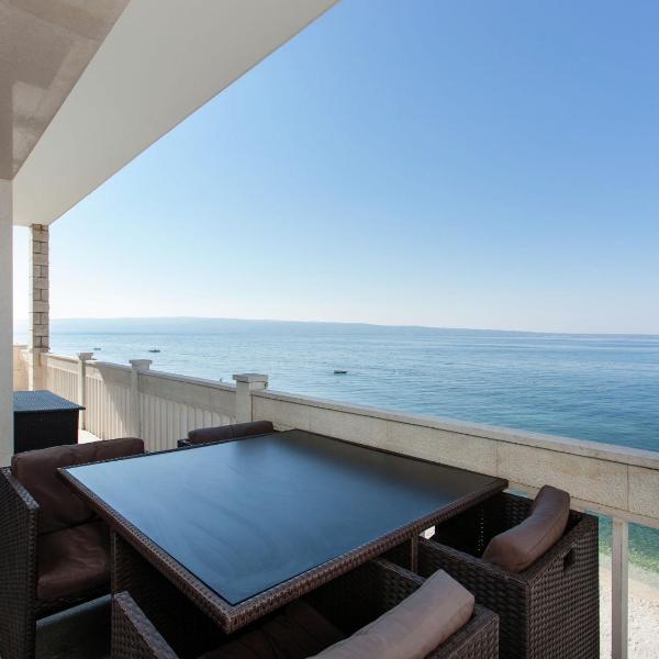 Modern Apartment in Podstrana with Jacuzzi