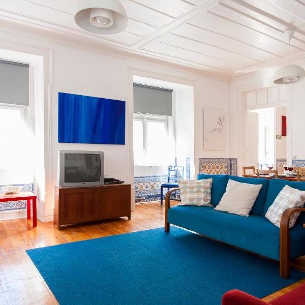 ALTIDO Classic 3BR home with workspace in Chiado, 2mins from Baixa-Chiado subway