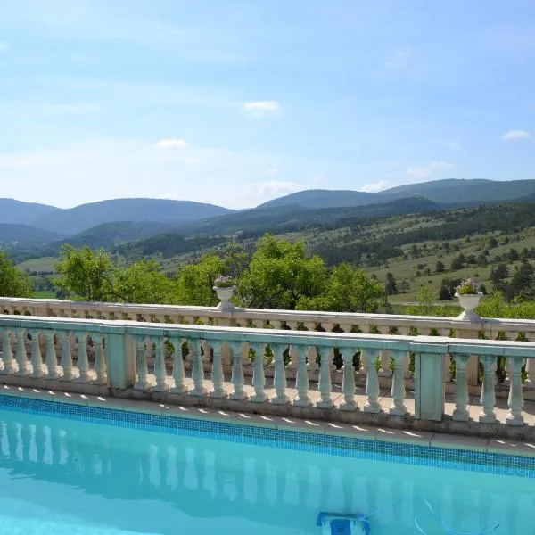Logis Hôtel Le Vieil Amandier, hotel v destinaci Trigance