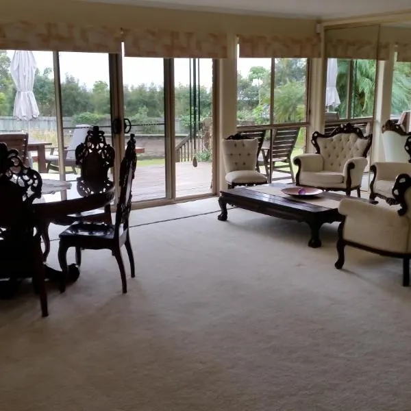 Hilltop Hideaway, hôtel à Ninderry