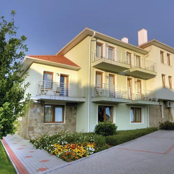 Jade Hotel-Ezüsthíd Hotel, hotel in Veszprém