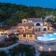 Amara Villa, Anafonítria