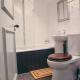 The Curious Pig in the Parlour, Burstow (foto 7)