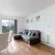 Skyvillion - COZY APARTMENTS in Enfield Town With Free Parking & Wifi - Foto 2