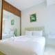 Best Emerald Studio Room Apartment at Capitol Park Residence By Travelio