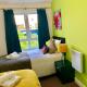 2 Bedrooms Modern Apartment, Lounge, Full Kitchen, Balcony, 5 minutes Stratford Station, Londýn - Fotografie 4