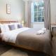 Stunning Royal Crescent Apartment with 3 Bedrooms, Bath - Photo 2