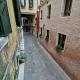 Deluxe 3 Bedroom Flat in Rialto Venise - Photo 2