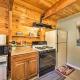 Cabin with Deck and Hot Tub Walk to Big Bear Lake! Fawnskin - Foto 10