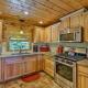 Jacksonville Cabin with Wraparound Deck and Views, Jacksonville (foto 10)