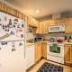 Cozy Condo with Patio, Walk to Burke Mountain!, East Burke (foto 10)