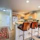 Cozy Condo with Patio, Walk to Burke Mountain!, East Burke (foto 8)
