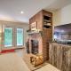 Cozy Condo with Patio, Walk to Burke Mountain!, East Burke (foto 3)