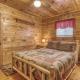 Bear Den, Hot Tub, Cozy Cabin Retreat in the Smokies Comfort & Fun for All Sevierville - Foto 8