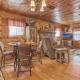 Bear Den, Hot Tub, Cozy Cabin Retreat in the Smokies Comfort & Fun for All, Sevierville (foto 6)