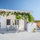 Kristen's Studio & Apartments, Adamas
