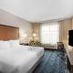 La Quinta Inn & Suites by Wyndham Kansas City Beacon Hill, Kansas City - Foto 5