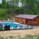 Cozy 2BR cabin wviews, hot tub, game room, pool access, near Dollywood free ticket daily!, Sevierville - Foto 1