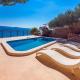 Beachfront Casa Ahoi with 2 bedrooms, heated pool, amazing sea views, Omiš - Fotografie 3