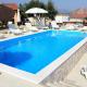 Seaside apartments with a swimming pool Posedarje, Novigrad - 6162, Posedarje (fotografie 8)