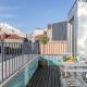 LovelyStay - Downtown Studio with Pool, AC and Balcony Porto - Foto 7