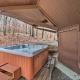 Skiway Chalet Home with Hot Tub in Beech Mountain!, Beech Mountain (foto 2)