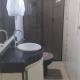 Pousada Quarto Suíte Famíliar com ar,frigobar, wi fi e garagem, Aparecida - Foto 7